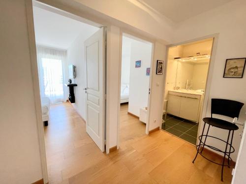 un couloir avec une porte menant à une chambre dans l'établissement PGH N8 - 100m de la Plage, Terrasse, Parking, à La Grande Motte