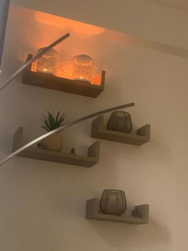 un mur avec trois étagères en bois sur un mur dans l'établissement Studette, à Paris