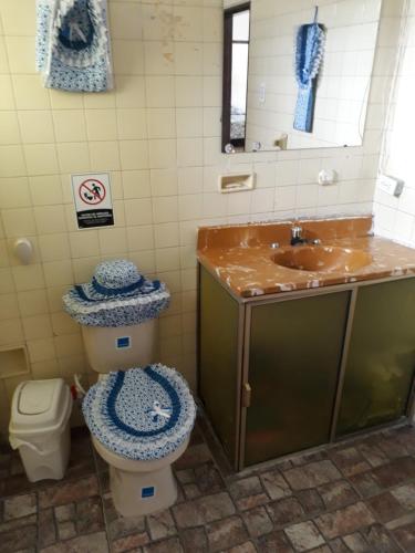a bathroom with a toilet and a sink at Linda casa vacacional Andy-Santiago de Cali in Cali
