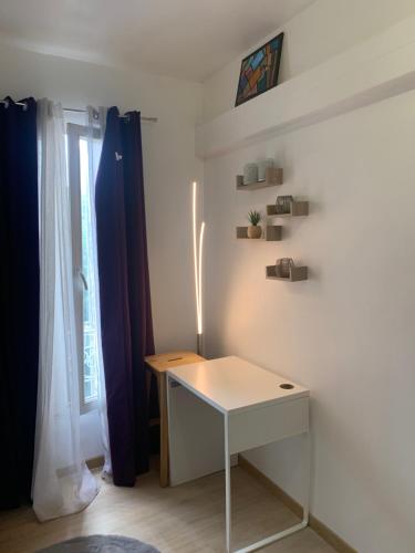 - un bureau blanc dans une chambre avec fenêtre dans l'établissement Studette, à Paris
