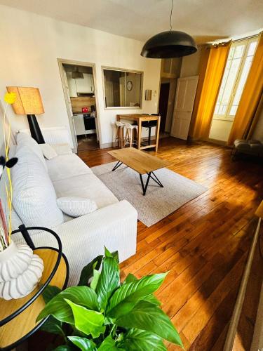 un salon avec un canapé blanc et une table dans l'établissement Anastasia, à Villefranche-de-Rouergue