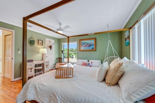 a bedroom with a large bed in a room at Walk to North Beach in Clearwater Beach