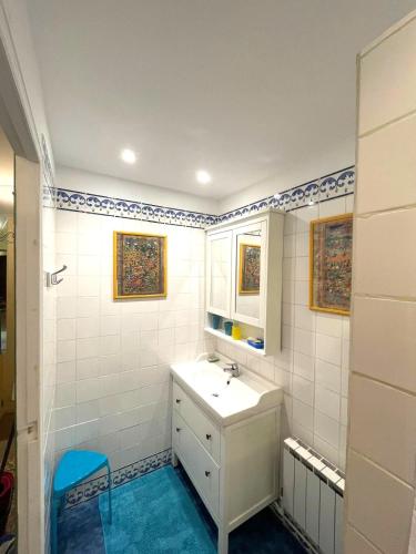 une salle de bain avec un lavabo et un miroir dans l'établissement Chambre de 1 personne dans Mas de Lubéron, à Robion