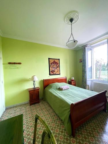 une chambre avec un lit aux murs verts et une fenêtre dans l'établissement Chambre de 1 personne dans Mas de Lubéron, à Robion