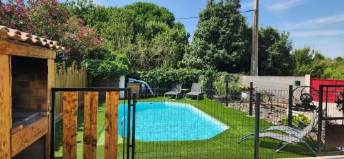 une piscine dans une cour clôturée dans l'établissement Villa familliale au calme sans vis à vis, Bbq, piscine privée, proche de la mer, à Saint-Thibéry