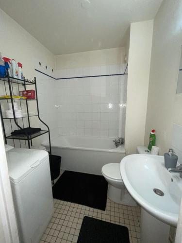 une salle de bain avec des toilettes blanches et un lavabo dans l'établissement Location saisonnière Argenteuil, à Argenteuil