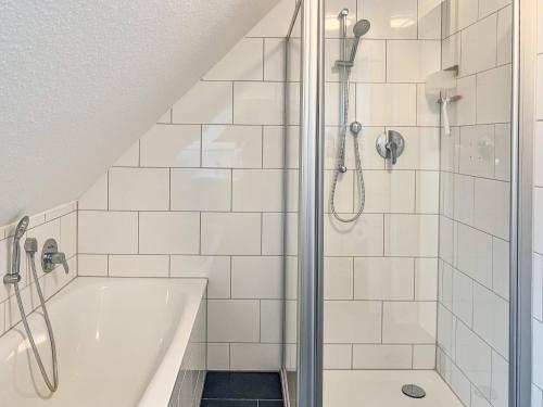 a bathroom with a shower and a bath tub at T&K Apartments - Mettmann - Schöne 5 Zimmer Maisonette - 20min Messe Fair DUS in Mettmann