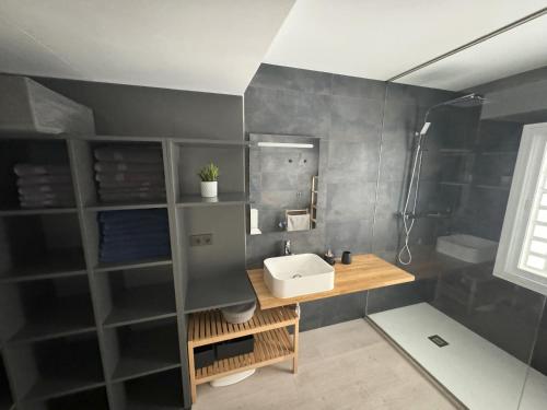 un baño con lavabo y ducha en Sunny Getaway, en La Herradura