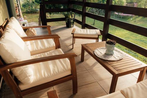 a porch with two chairs and a coffee table at Šapat Vetra vikendica in Vršac