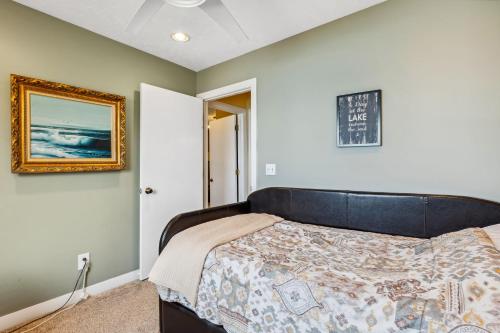 a bedroom with a bed and a picture on the wall at Sunset Haven - Lakeside Retreat in GOTL in Geneva