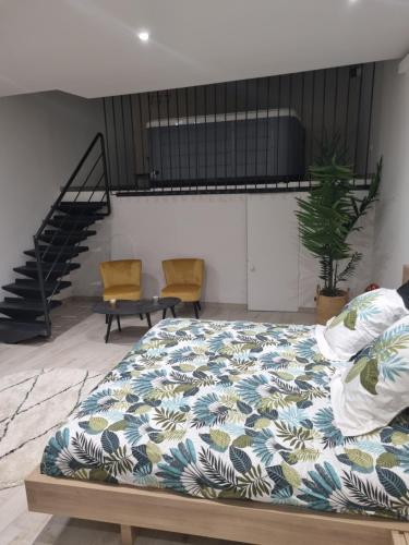 - un grand lit dans une chambre avec 2 chaises dans l'établissement Love Room, à Bassan