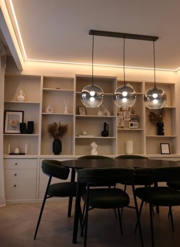 une salle à manger avec une table et des chaises dans l'établissement Appartement vue sur seine, à Courbevoie