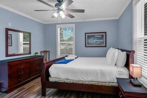 En eller flere senge i et værelse på Capes Cottage - 1BR Near USC