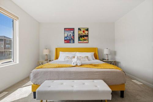 Ένα ή περισσότερα κρεβάτια σε δωμάτιο στο Entire 4 Bedroom House Including Basement with King Size Bed, Upgrade Your Stay, Netflix, Sleeps 14