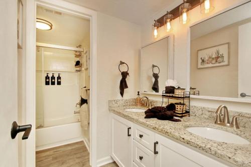 Ένα μπάνιο στο Steps to the Beach, Ocean Views, King Bed, Pool