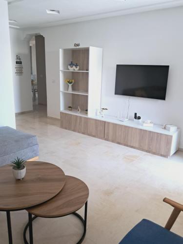 Duplex Marsa Ennessim tesisinde bir televizyon ve/veya eğlence merkezi