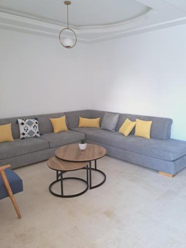 Duplex Marsa Ennessim tesisinde bir oturma alanı