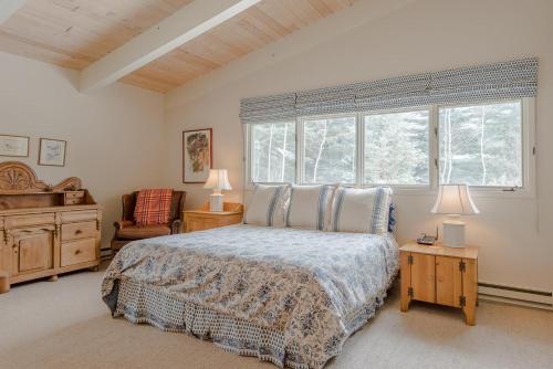un dormitorio con una cama y una ventana en Saddle Road Home 104, en Sun Valley