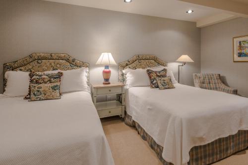 a bedroom with two beds and a table with a lamp at Lodge Apartment II Condo 886 in Sun Valley