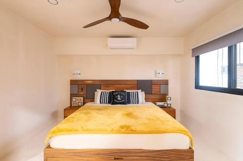 a bedroom with a bed and a ceiling fan at Departamento amplio con balcon y mini alberca privada in Tulum