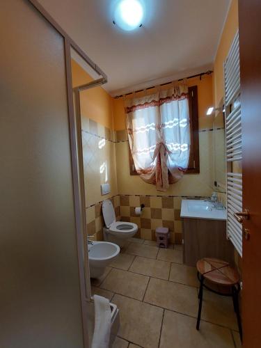 a small bathroom with a toilet and a sink at Agriturismo Il Melograno in Tessera