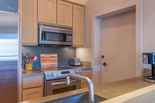 Kuchyň nebo kuchyňský kout v ubytování Wildflower Condo 615-1 Bedroom