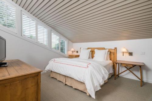 une chambre avec un lit avec un plafond en bois dans l'établissement Wildflower Condo 679, à Sun Valley