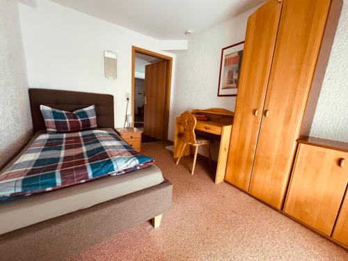 Postel nebo postele na pokoji v ubytování Gasthof Hotel Bräustübl