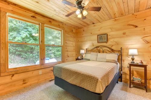 Ένα ή περισσότερα κρεβάτια σε δωμάτιο στο Secluded Cosby Cabin with Wraparound Deck