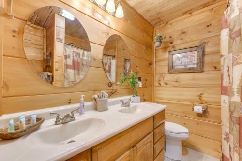 Ένα μπάνιο στο Secluded Cosby Cabin with Wraparound Deck
