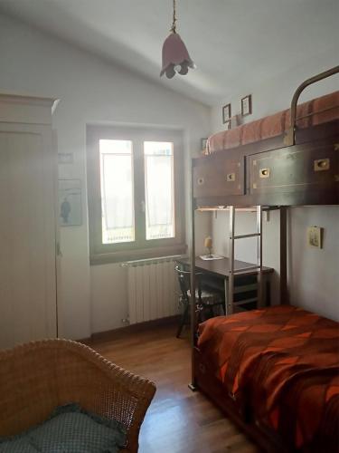a bedroom with a bunk bed and a table and a dining room at Chalet Relax&Salute in Pianosinatico