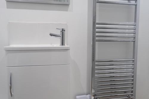 Afbeelding uit fotogalerij van Crossways - a modern two bedroom village apartment close to cheltenham in Claypits