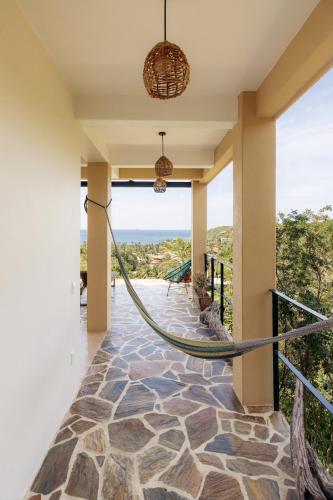 Balkón nebo terasa v ubytování Casa la Vista: New, luxury villa with infinity pool & ocean views