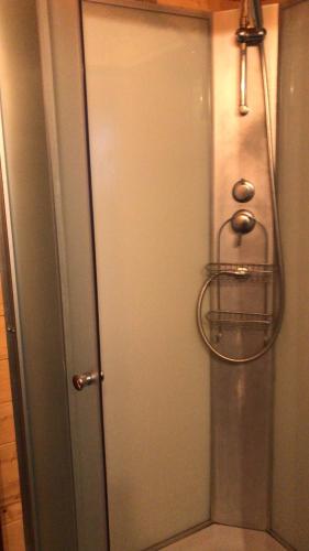 une douche avec une porte vitrée dans une salle de bain dans l'établissement Domaine de la Chêneraie, à Mirabel