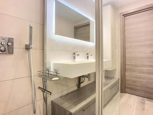 une salle de bain avec un lavabo et un miroir dans l'établissement Cannes Maria Luxe et confort à 10 min à pied de la Croisette et du Palais, à Cannes