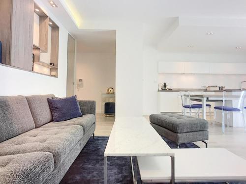 un salon avec un canapé et une table dans l'établissement Cannes Maria Luxe et confort à 10 min à pied de la Croisette et du Palais, à Cannes