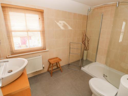 a bathroom with a tub and a sink and a toilet at Archway House in Haverfordwest