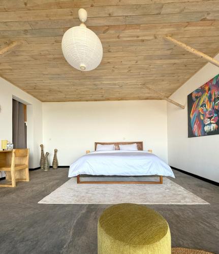una camera da letto con un letto e un soffitto in legno di Akagera Ihema lodges a Akagera