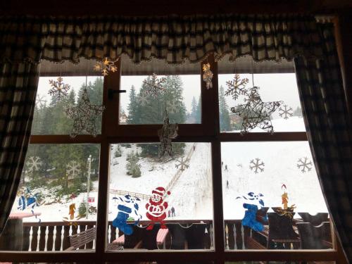 a window with a view of a snow covered yard at Pansion Vlašić Ski in Šišava