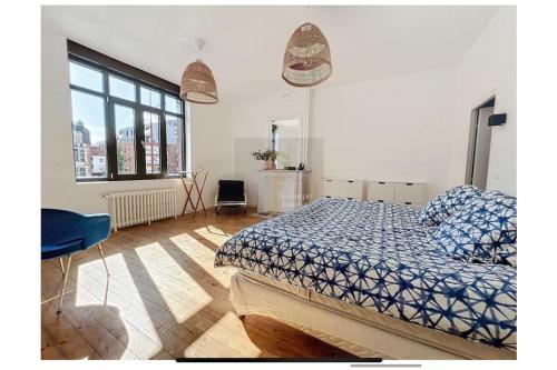 ein Schlafzimmer mit einem Bett und einem großen Fenster in der Unterkunft Luxury house 8pp near subway and Lille center in Marcq-en-Baroeul
