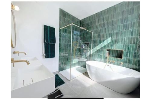 ein Badezimmer mit Badewanne, Waschbecken und Toilette in der Unterkunft Luxury house 8pp near subway and Lille center in Marcq-en-Baroeul