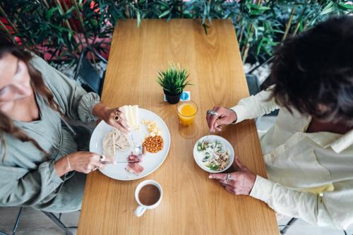 a group of people sitting at a table eating food at Stay Hotel Porto Aeroporto in Maia