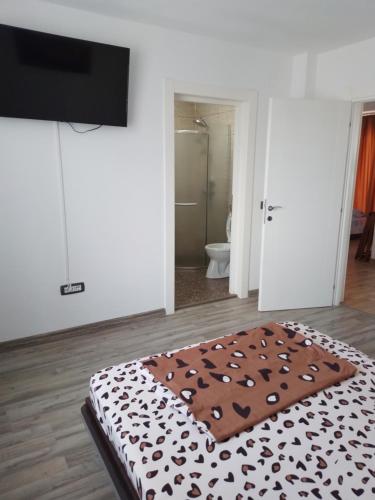 ママイア・ノルドにあるApartament BIAのベッドルーム1室(ブラウンの毛布が敷かれたベッド1台付)