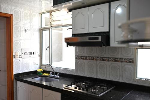 Kuchyň nebo kuchyňský kout v ubytování Amplio apartamento en Duitama
