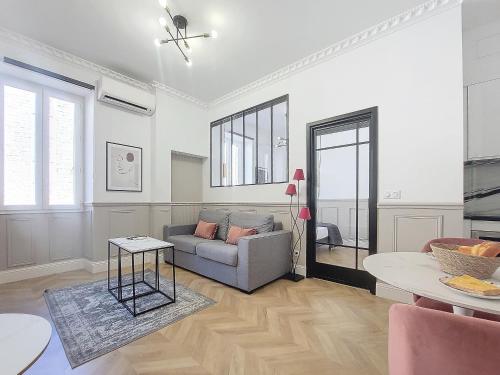 un salon avec un canapé et une table dans l'établissement Nestor&Jeeves - ROSE - Central - Near Beach, à Nice