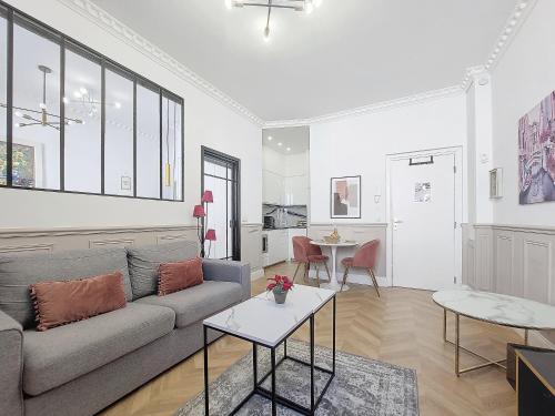 un salon avec un canapé et une table dans l'établissement Nestor&Jeeves - ROSE - Central - Near Beach, à Nice