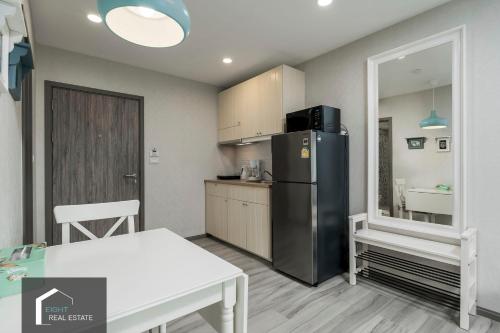 Dapur atau dapur kecil di Cozy Studio Apartment E414