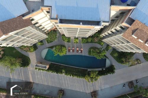Kolam renang di atau dekat dengan Cozy Studio Apartment E414