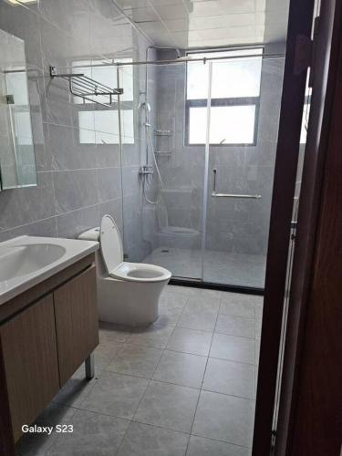 un bagno con doccia, WC e lavandino di lovely 2 bed, 2.5 bath condo a Dar es Salaam