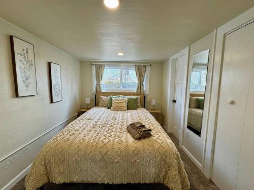 ein Schlafzimmer mit einem großen Bett in einem Zimmer mit Fenster in der Unterkunft Wyoming Freedom in Casper